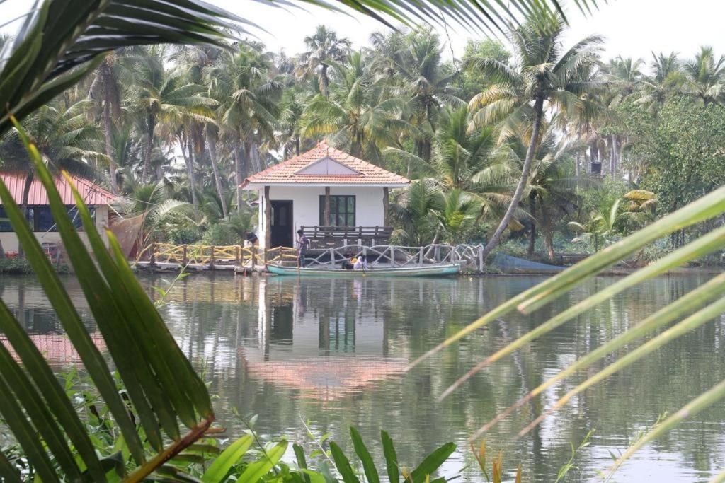 Munroe Island Lake Resort Mundrothuruth Esterno foto